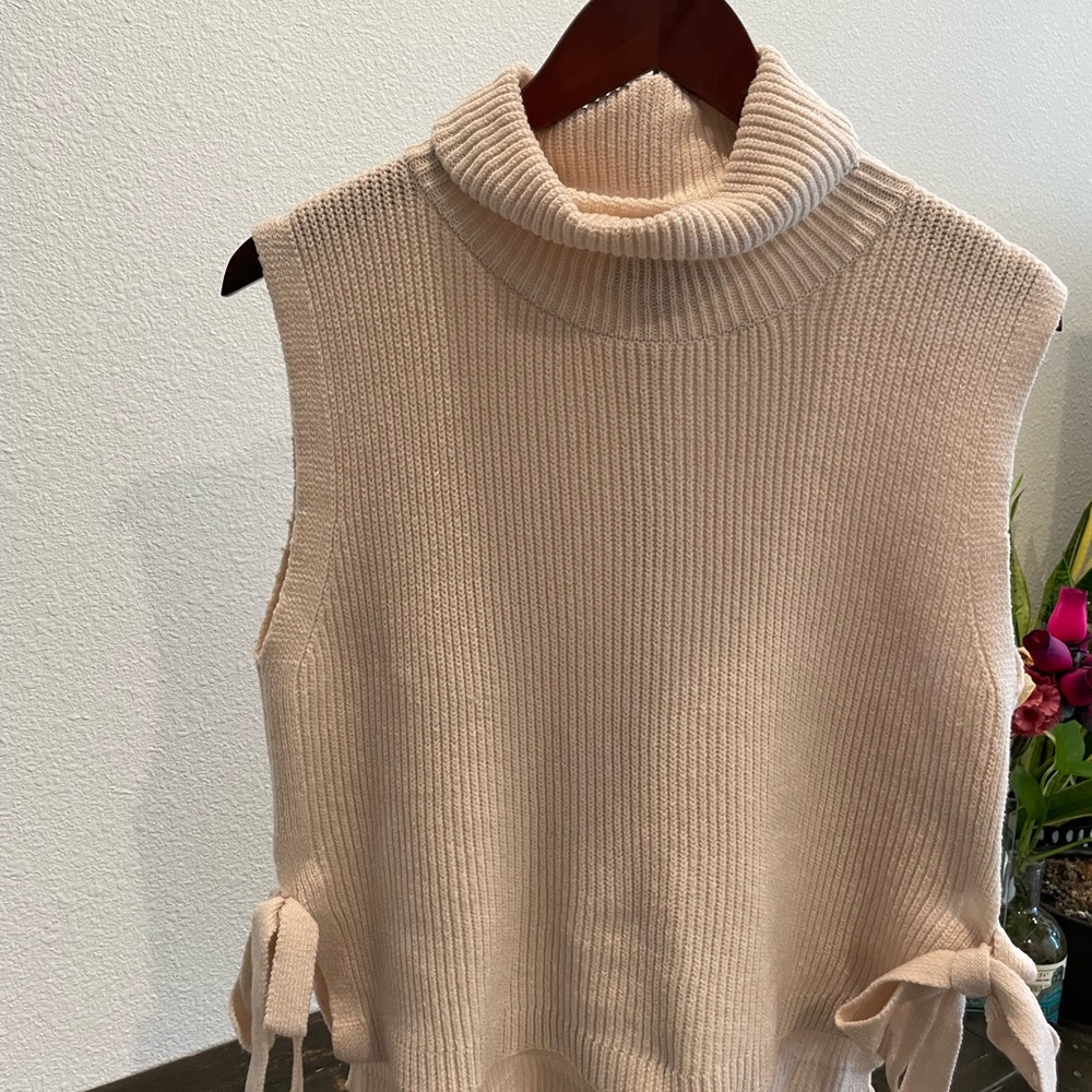 Lulu's Beige Sleeveless Turtleneck cropped Sweater
